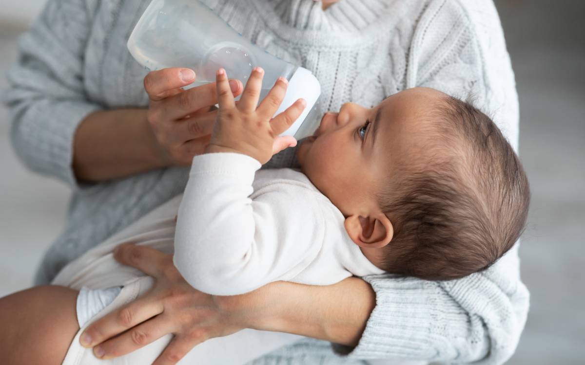 Nourishing Your Newborn: Breastfeeding vs. Bottle Feeding